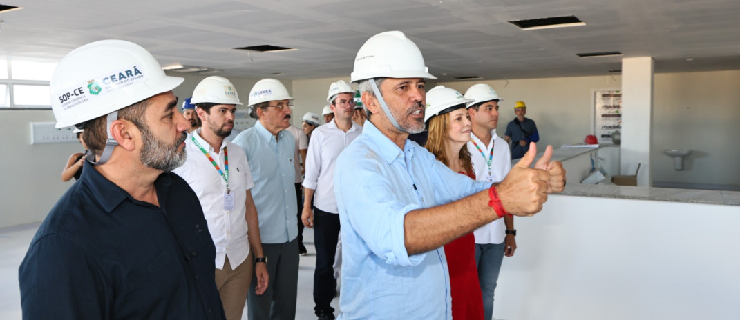 Governador Elmano de Freitas vistoria obras do Hospital Regional do Sertão de Crateús