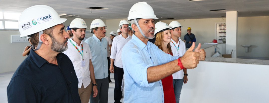Governador Elmano de Freitas vistoria obras do Hospital Regional do Sertão de Crateús