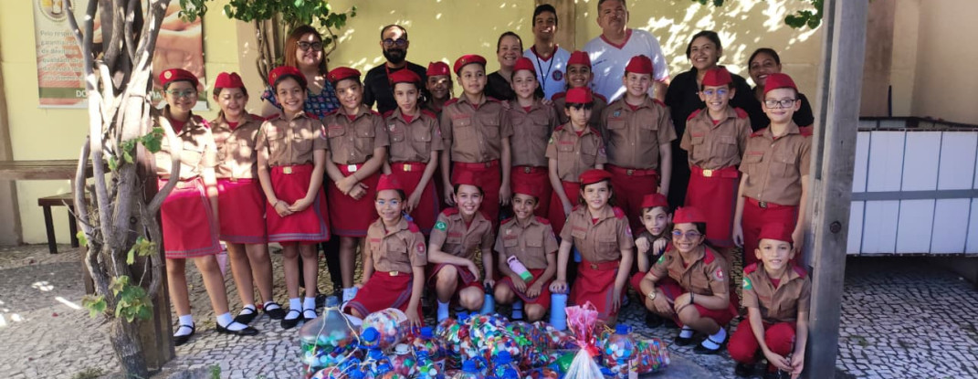 Alunos do Colégio dos Bombeiros doam trinta mil tampinhas ao Lar Torres de Melo