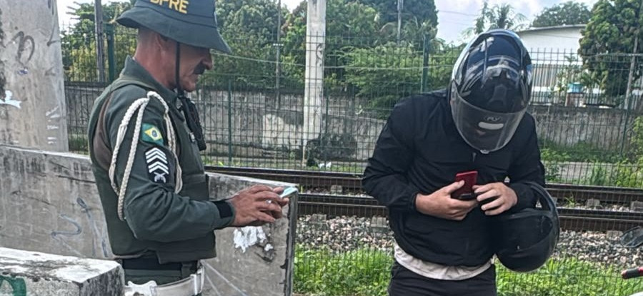 PM intensifica fiscalização em passarelas da BR-116 para coibir circulação irregular de motocicletas