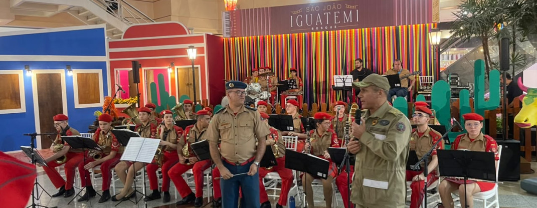 Banda do Colégio Militar do Corpo de Bombeiros faz apresentação em shopping na Capital
