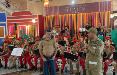 Banda do Colégio Militar do Corpo de Bombeiros faz apresentação em shopping na Capital
