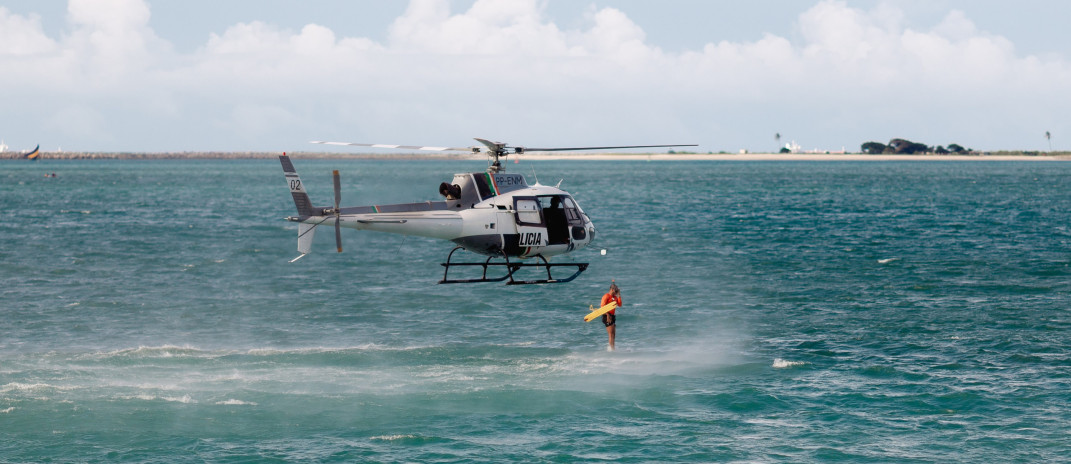 Em ação conjunta, Ciopaer/SSPDS e CBMCE localizam e resgatam kitesurfista à deriva no mar em Caucaia