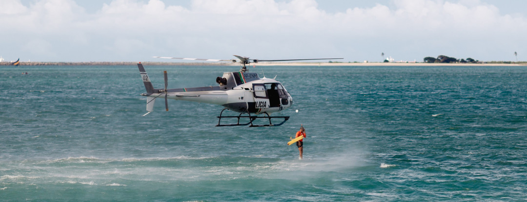 Em ação conjunta, Ciopaer/SSPDS e CBMCE localizam e resgatam kitesurfista à deriva no mar em Caucaia