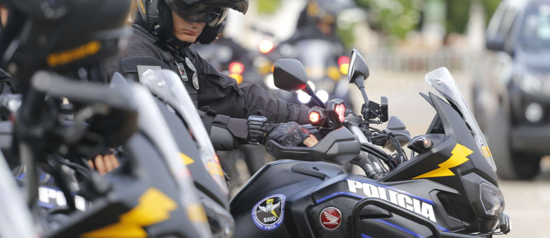 Polícia Militar captura trio em flagrante e apreende munições e drogas em Beberibe