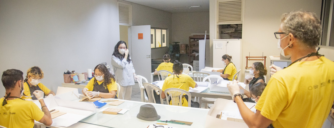 Alunos da Escola de Artes e Ofícios Thomaz Pompeu Sobrinho realizam ações de conservação e restauração em acervo de obras raras da Bece