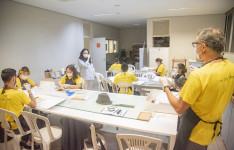 Alunos da Escola de Artes e Ofícios Thomaz Pompeu Sobrinho realizam ações de conservação e restauração em acervo de obras raras da Bece