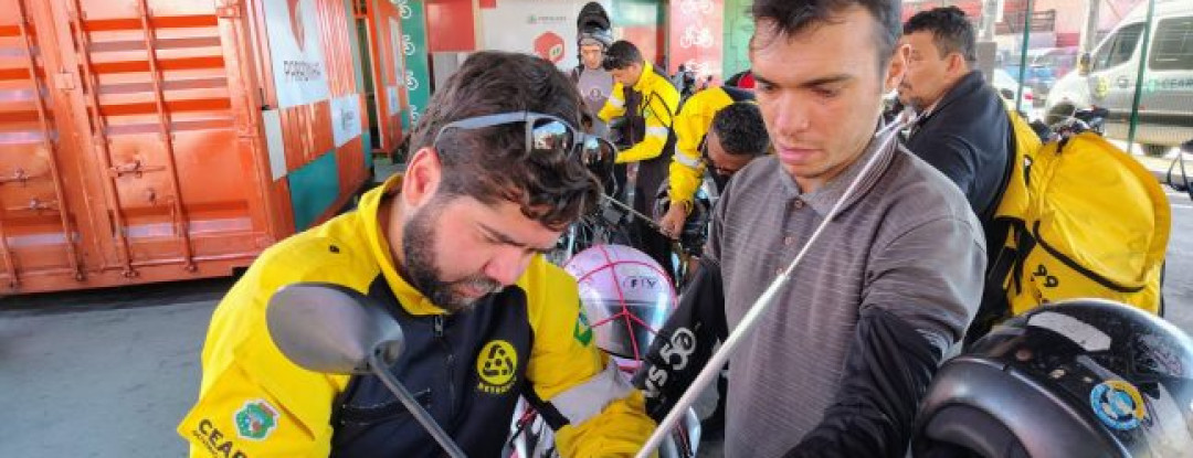 Detran-CE distribui e instala antenas corta-pipa para motociclistas de aplicativo em Fortaleza
