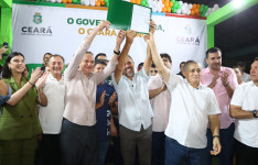 Quixeramobim: Governo do Ceará entrega tratores, sistemas de dessalinização e autoriza obras do campus da Uece e três estradas