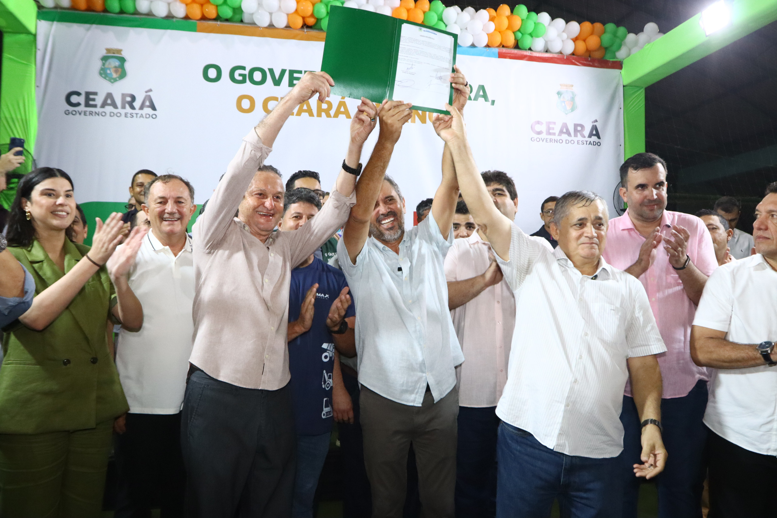 Quixeramobim: Governo do Ceará entrega tratores, sistemas de dessalinização e autoriza obras do campus da Uece e três estradas