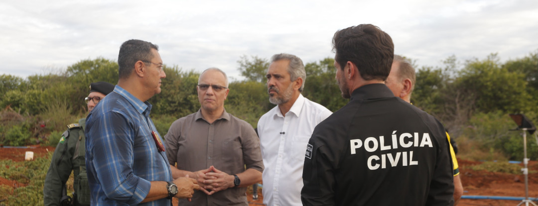 Governador Elmano de Freitas vistoria destruição de drogas encontradas em fazenda de Acopiara