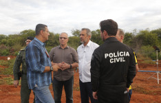 Governador Elmano de Freitas vistoria destruição de drogas encontradas em fazenda de Acopiara