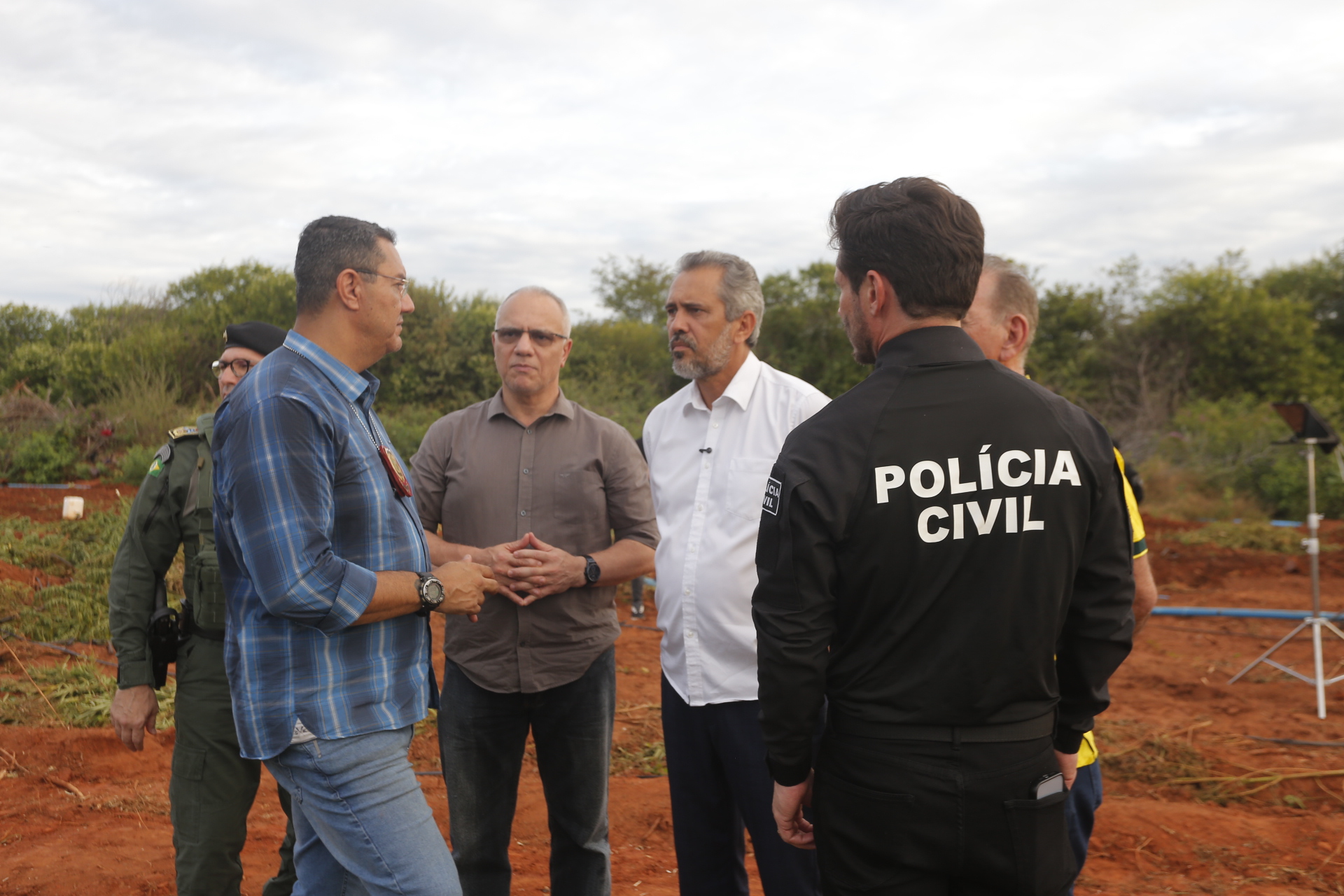 Governador Elmano de Freitas vistoria destruição de drogas encontradas em fazenda de Acopiara