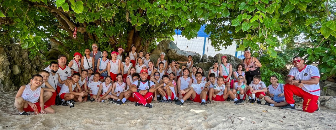 Alunos do Colégio do Corpo de Bombeiros aprendem sobre sustentabilidade na Praia da Leste-Oeste