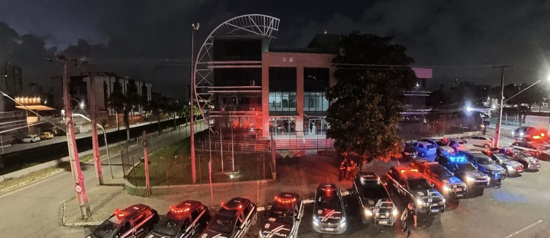 Polícia Civil deflagra operação e cumpre 56 mandados de prisão e 82 mandados de busca e apreensão contra integrantes de grupo criminoso
