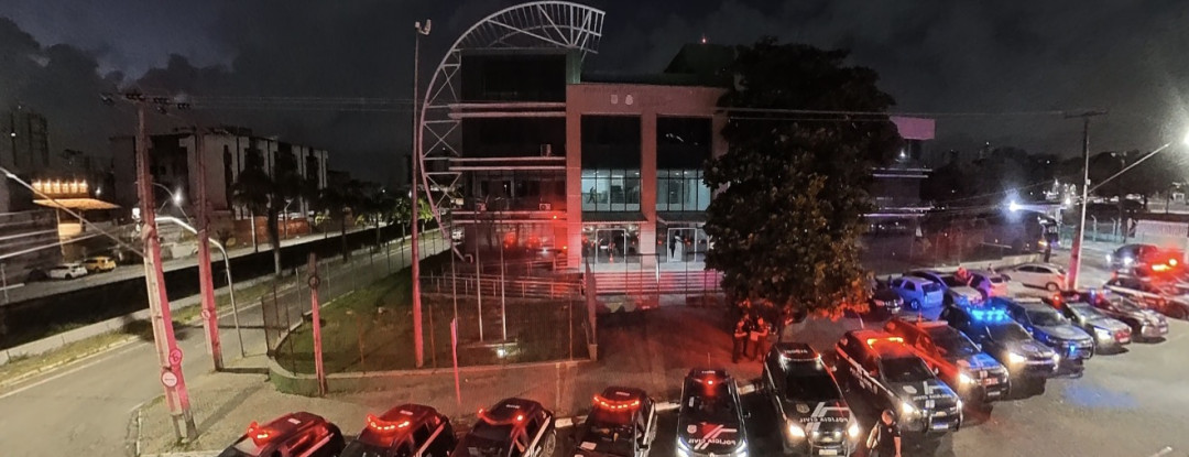 Polícia Civil deflagra operação e cumpre 56 mandados de prisão e 82 mandados de busca e apreensão contra integrantes de grupo criminoso