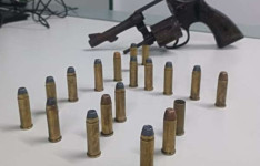 Polícia Militar prende suspeito em flagrante com arma de fogo e munições no bairro Vila Velha