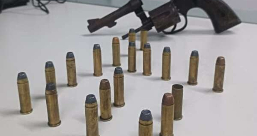 Polícia Militar prende suspeito em flagrante com arma de fogo e munições no bairro Vila Velha