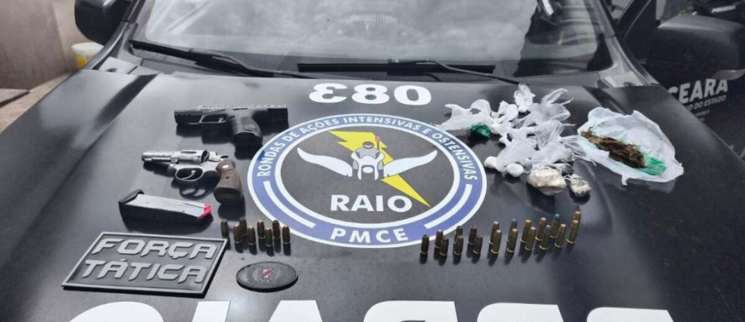 PMCE prende dupla suspeita de homicídio e apreende armas de fogo, munições e drogas em Ibiapina