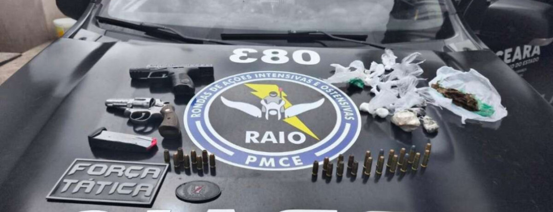 PMCE prende dupla suspeita de homicídio e apreende armas de fogo, munições e drogas em Ibiapina