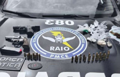 PMCE prende dupla suspeita de homicídio e apreende armas de fogo, munições e drogas em Ibiapina