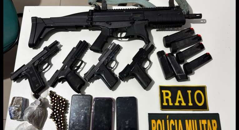 Polícia Militar captura trio em flagrante e apreende cinco armas de fogo, 60 munições e drogas em Senador Pompeu