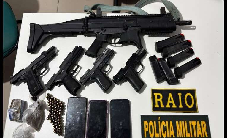 Polícia Militar captura trio em flagrante e apreende cinco armas de fogo, 60 munições e drogas em Senador Pompeu