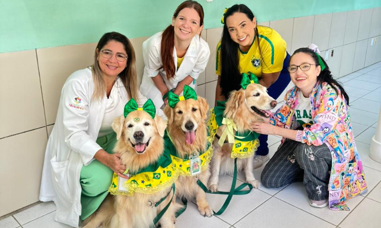 No ritmo da Copa: HGWA recebe visita de cachorrinhas caracterizadas com as cores da bandeira brasileira em ação de humanização 
