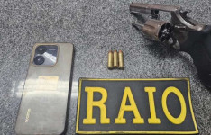 PMCE captura suspeito e apreende revólver e celular durante abordagem em Acopiara