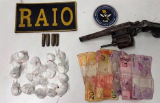 PMCE prende dupla e apreende arma, munições e drogas durante ação em Paraipaba