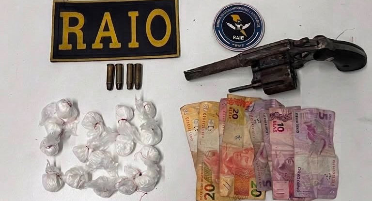 PMCE prende dupla e apreende arma, munições e drogas durante ação em Paraipaba