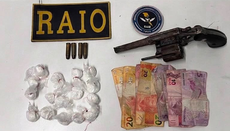 PMCE prende dupla e apreende arma, munições e drogas durante ação em Paraipaba