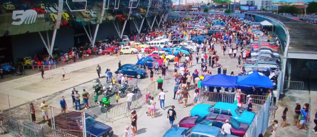 Mais de 10 mil pessoas participam do encontro carros antigos do Ceará na Arena Castelão