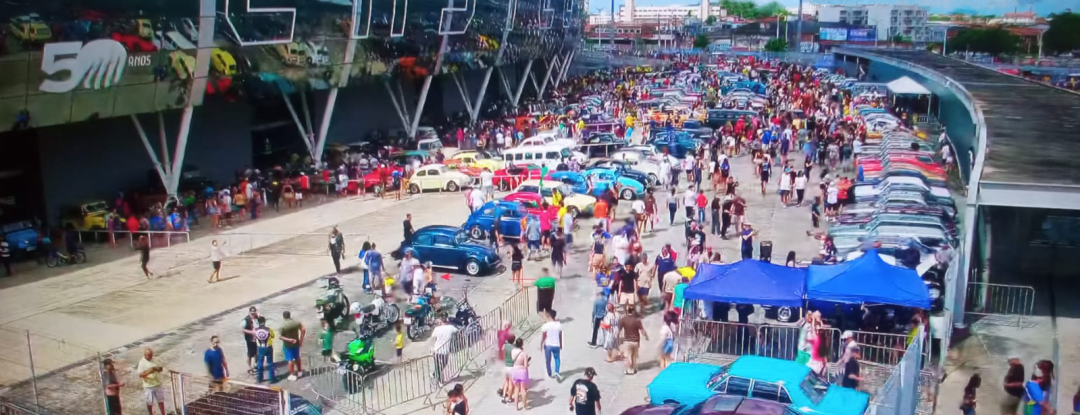 Mais de 10 mil pessoas participam do encontro carros antigos do Ceará na Arena Castelão