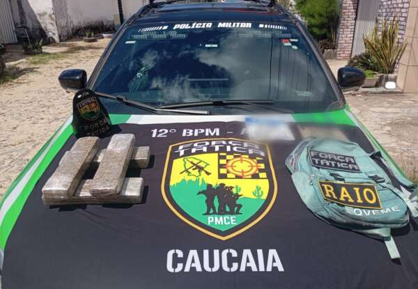 Polícia Militar apreende cerca de 4 kg de maconha e localiza placas de motocicletas em Caucaia