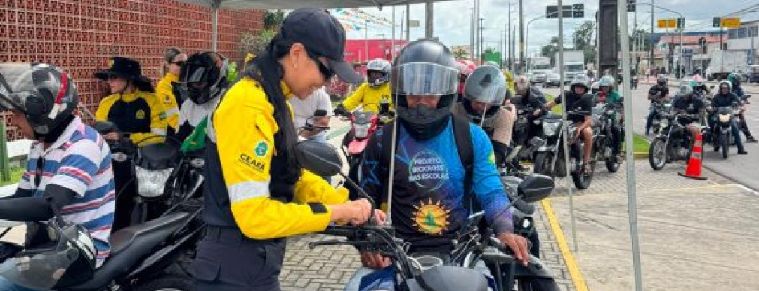 Detran-CE distribui e instala antenas corta-pipa em ação educativa para motociclistas profissionais