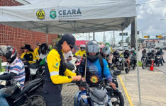 Detran-CE distribui e instala antenas corta-pipa em ação educativa para motociclistas profissionais