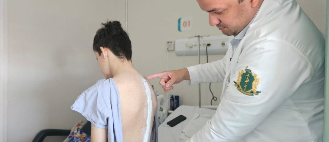 Hospital Universitário do Ceará reforça importância do diagnóstico precoce da escoliose