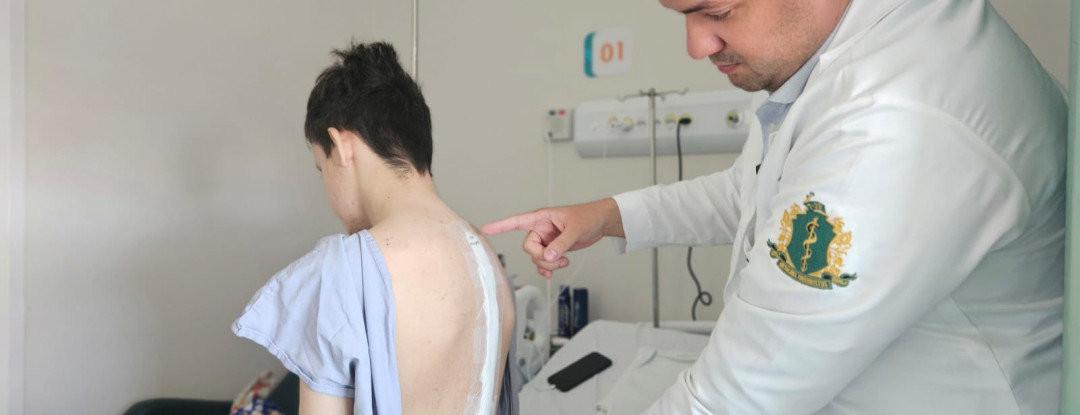 Hospital Universitário do Ceará reforça importância do diagnóstico precoce da escoliose