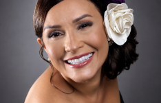 Dentro do Som recebe Ingrid Sales em tributo a Elis Regina no Cineteatro São Luiz