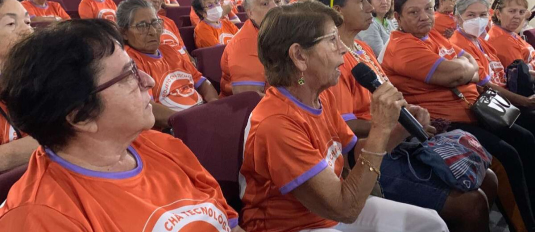 Envelhecer com dignidade: pessoas idosas recebem tablets e concluem formação em Fortaleza