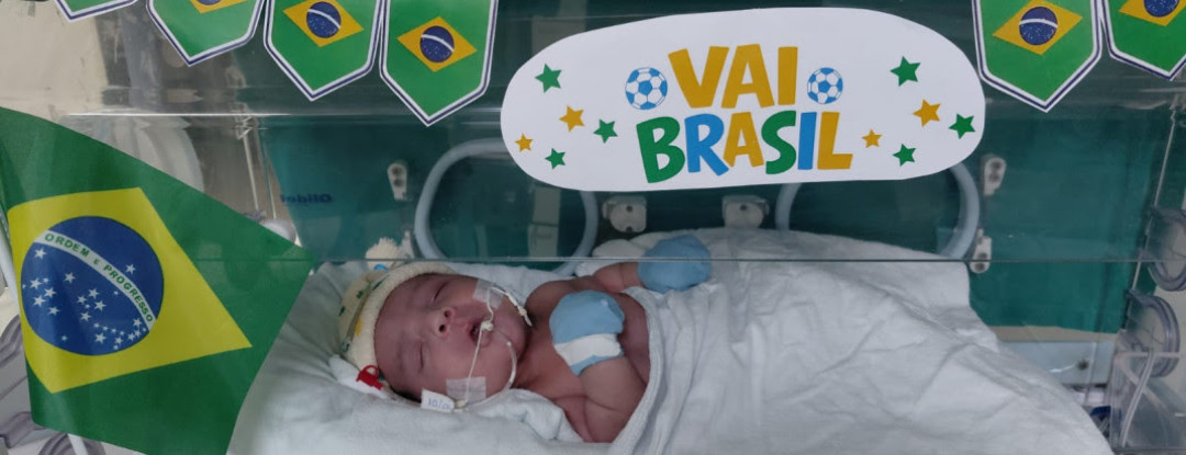 Primeira Copa do Mundo: bebês internados no Hias entram em clima de torcida e levam alegria às famílias e profissionais
