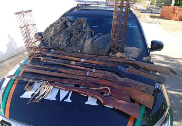 Durante operação em Tamboril, PMCE apreende 10 armas de fogo artesanais e materiais de caça