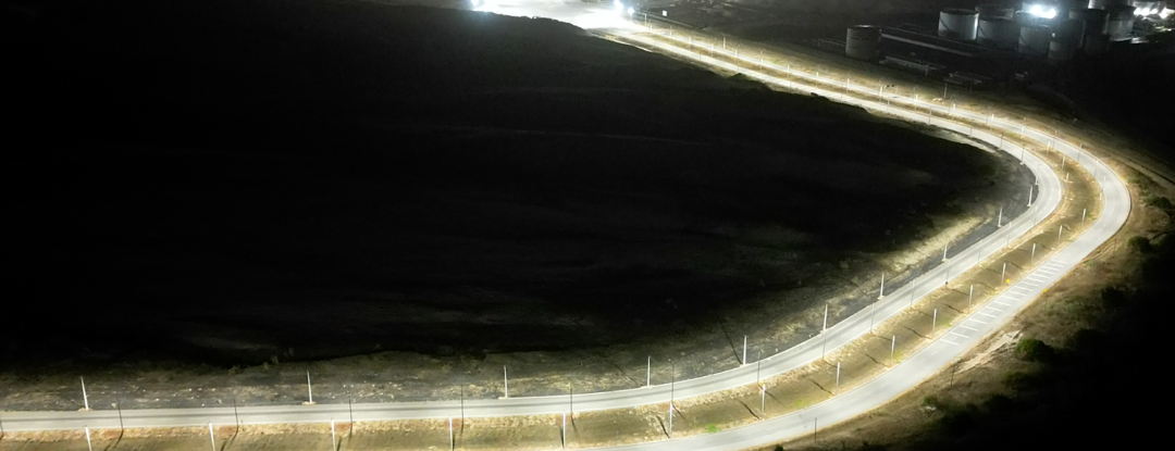 Governo do Ceará conclui implantação de iluminação pública em 20 km da CE-155, entre a BR-222 e o Porto do Pecém
