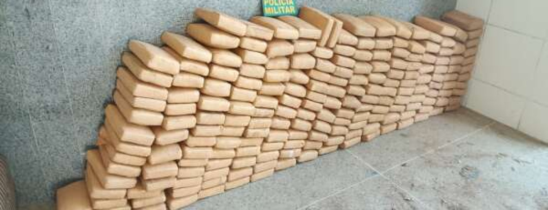 Polícia Militar apreende 200 kg de maconha e prende dupla em Acopiara