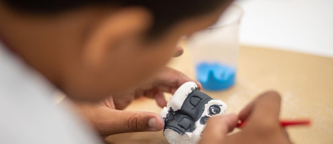 Museu Ferroviário realiza programação infantil com visita educativa e oficina de pintura de locomotivas