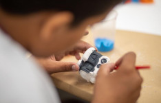 Museu Ferroviário realiza programação infantil com visita educativa e oficina de pintura de locomotivas
